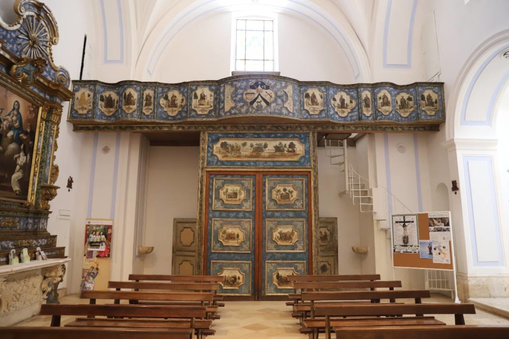 bussola, portale e cantoria in legno