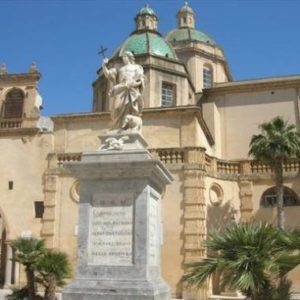 statua di san vito vicino alla cattedrale di mazara del vallo